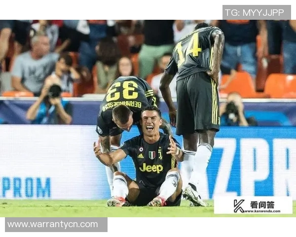 球迷疯狂冲进场内抢夺C罗球衣引发热议的欧冠奇葩瞬间 球迷疯狂冲进场内抢夺C罗球衣引发热议的欧冠奇葩瞬间